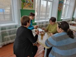 Проверка организации горячего питания в школьной столовой комиссией родительского контроля
Дата проверки: 18.03.2026 г.
Школьной столовой на 18.03.2026 г. было предложено: 
Гуляш из мяса птицы
Помидор (по сезону соленый/свежий)
Чайный напиток с сахаром, лимоном и шиповником
Хлеб пшеничный
Каша гречневая рассыпчатая