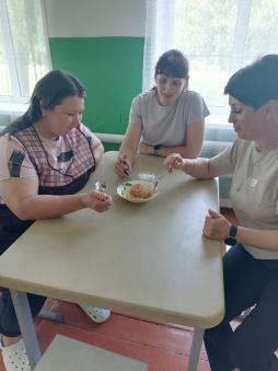 Родительский контроль 20.05.2025г.

Школьной столовой на 20.05.2025г. было предложено: 
Гречаники (из  мяса рубленой индейки) с  соусом томатным
Макаронные изделия отварные
Овощи по сезону (свекла отварная)
Чай с сахаром и лимоном
Хлеб пшеничный