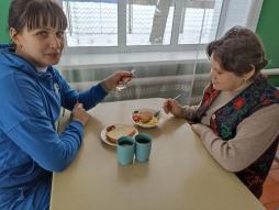 Проверка организации горячего питания в школьной столовой комиссией родительского контроля
Дата проверки: 23.01.2026 г.
Школьной столовой на 23.01.2026 г. было предложено: 
Гречаники из мяса птицы с соусом томатным 100/50
Макаронные изделия отварные с маслом
Чай с молоком
Хлеб пшеничный